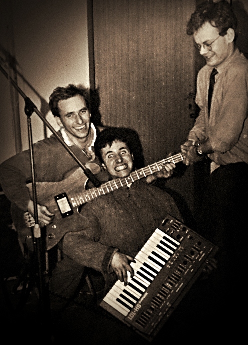 fotka z vojny Zbyněk Honzík, Jarda Klimeš, Petr Vymetal ... nějaká basa a Roland SH-101 valmez.jpg